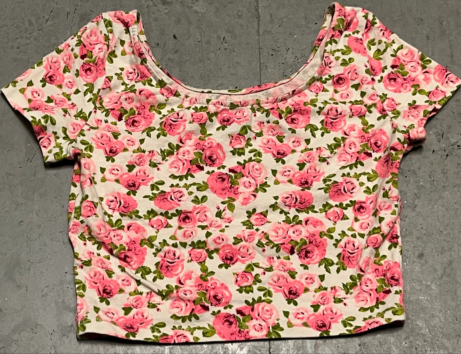 Camiseta curta com flores rosas – photo 2
